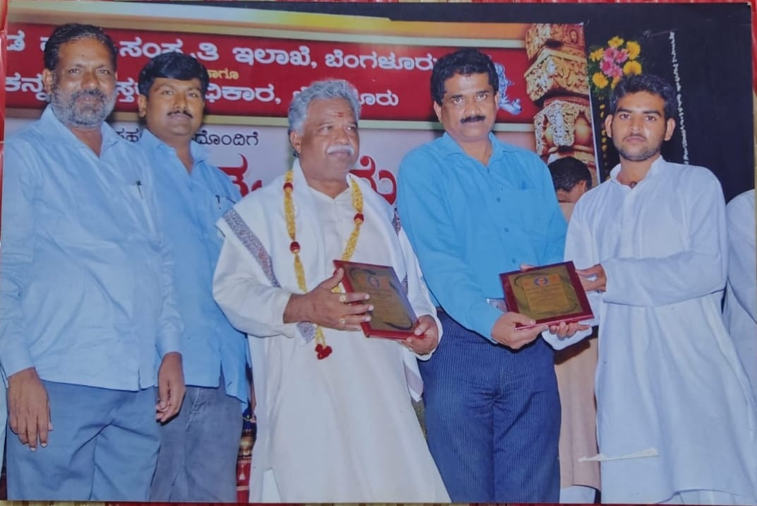Founder A. M. Arun Kumar with dignitaries receiving mementos at an award ceremony